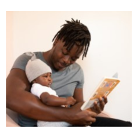 un papá leyendole a su bebé